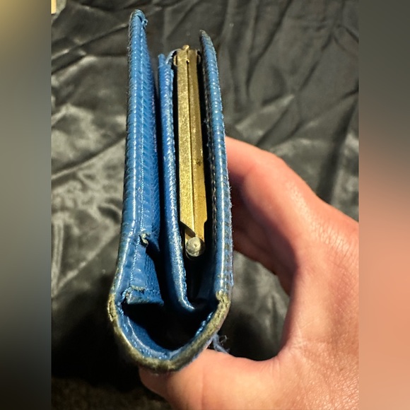 Louis Vuitton Blue EPI wallet. Kisslock coin area Authenticate. View pictures - Picture 11 of 16